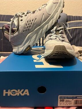 Hoka Anacapa Breeze Low in Light Gray with Lavender Accents